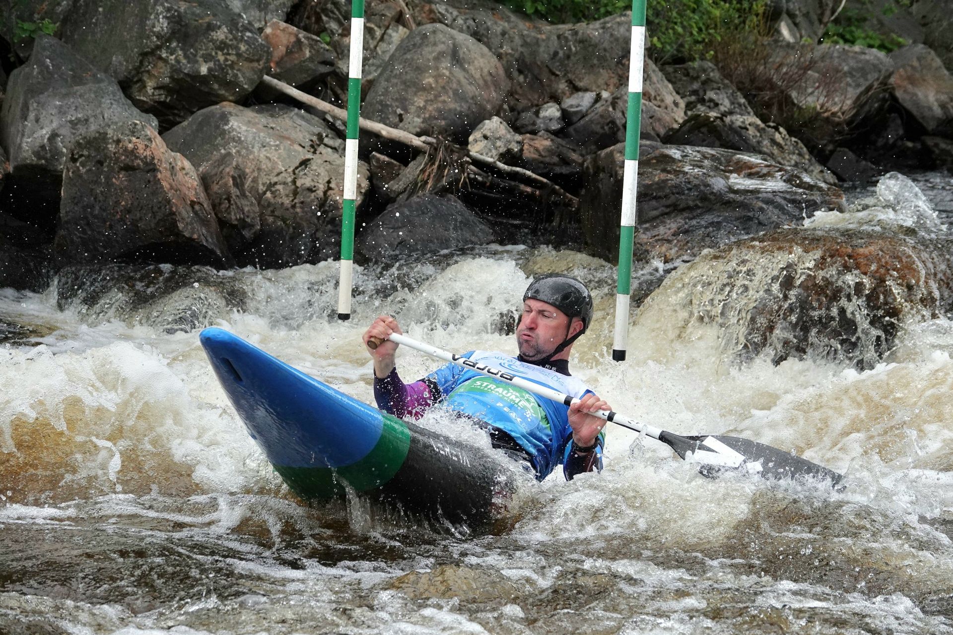 Kluba sportists airē pa krāčainu slaloma trasi Taivalkoski, Somijā