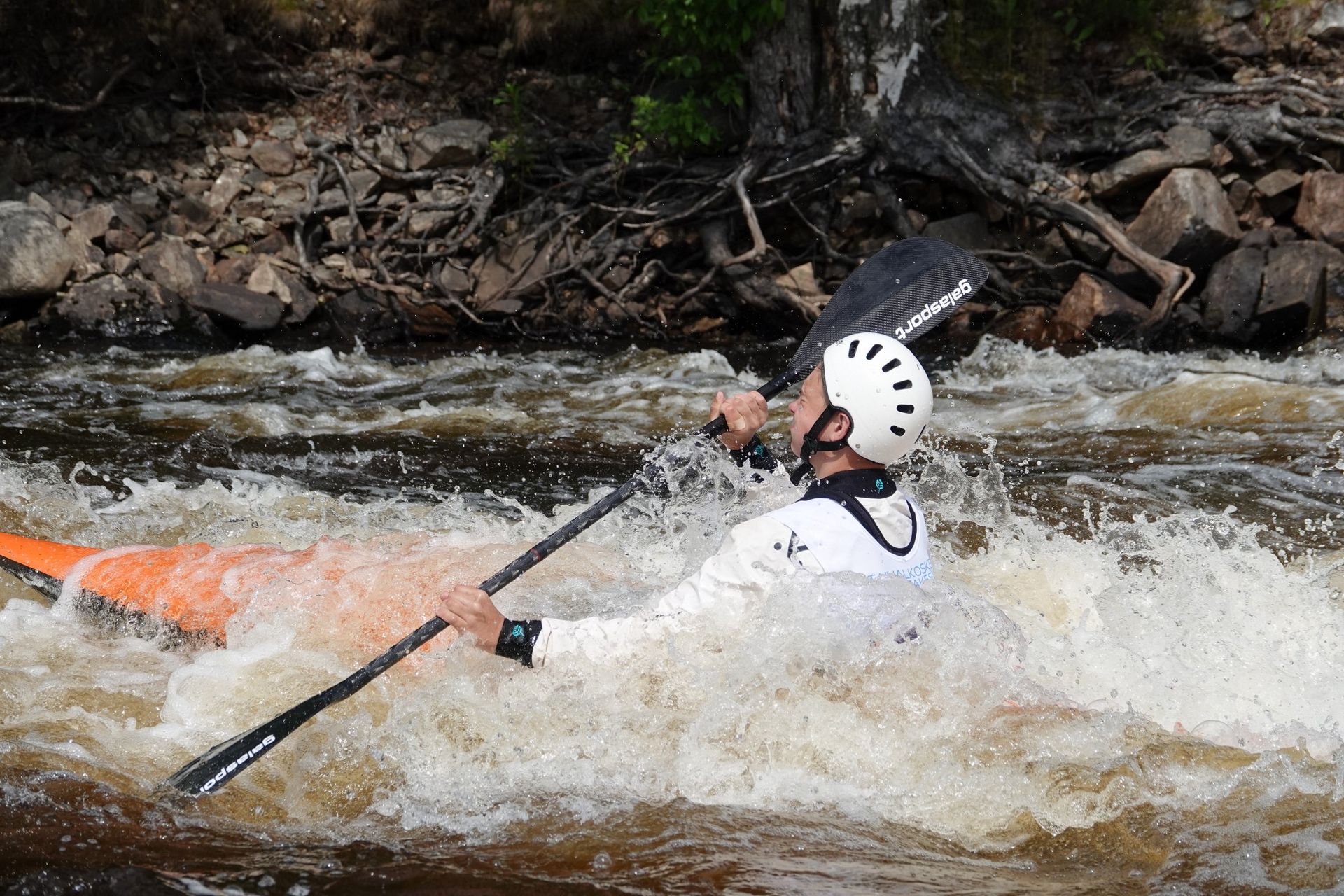 Kluba sportists airē kanoe laivā krāčainā trasē Taivalkoski, Somijā