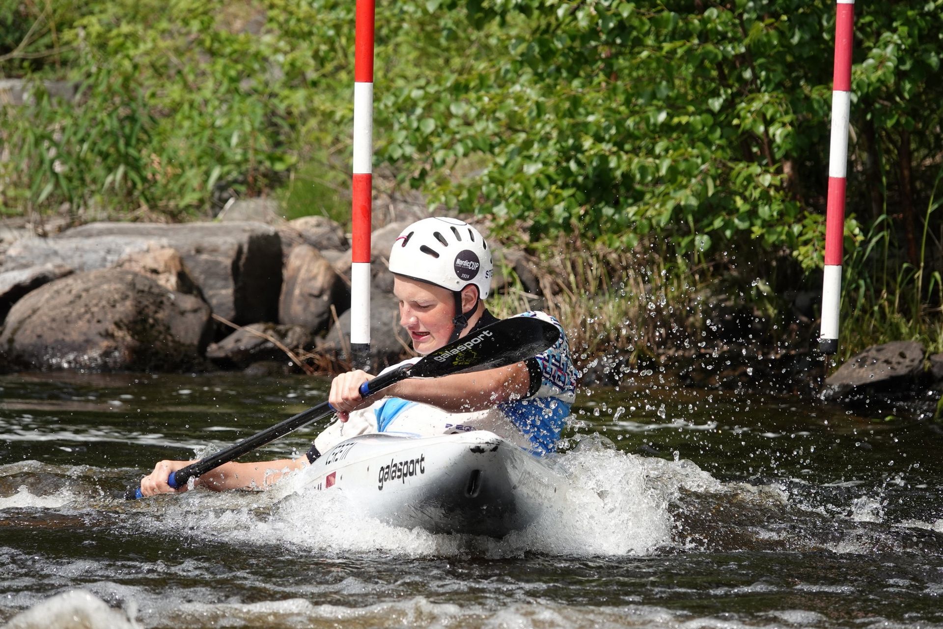 Kluba sportists trenējas starp slaloma vārtiem Taivalkoski, Somijā