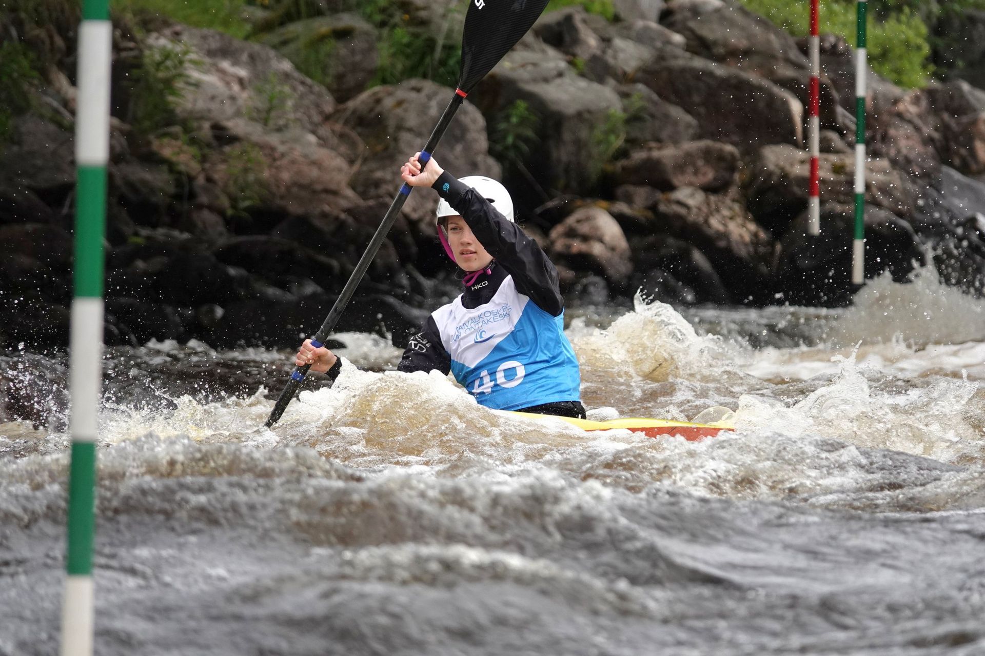 Jaunais kluba sportists airēšanas slaloma trasē Taivalkoski, Somijā